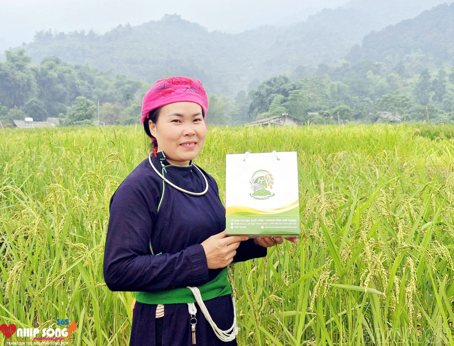 Chị Phạm Thị Bền tự hào giới thiệu đặc sản của quê hương.(Ảnh Báo Lào Cai)