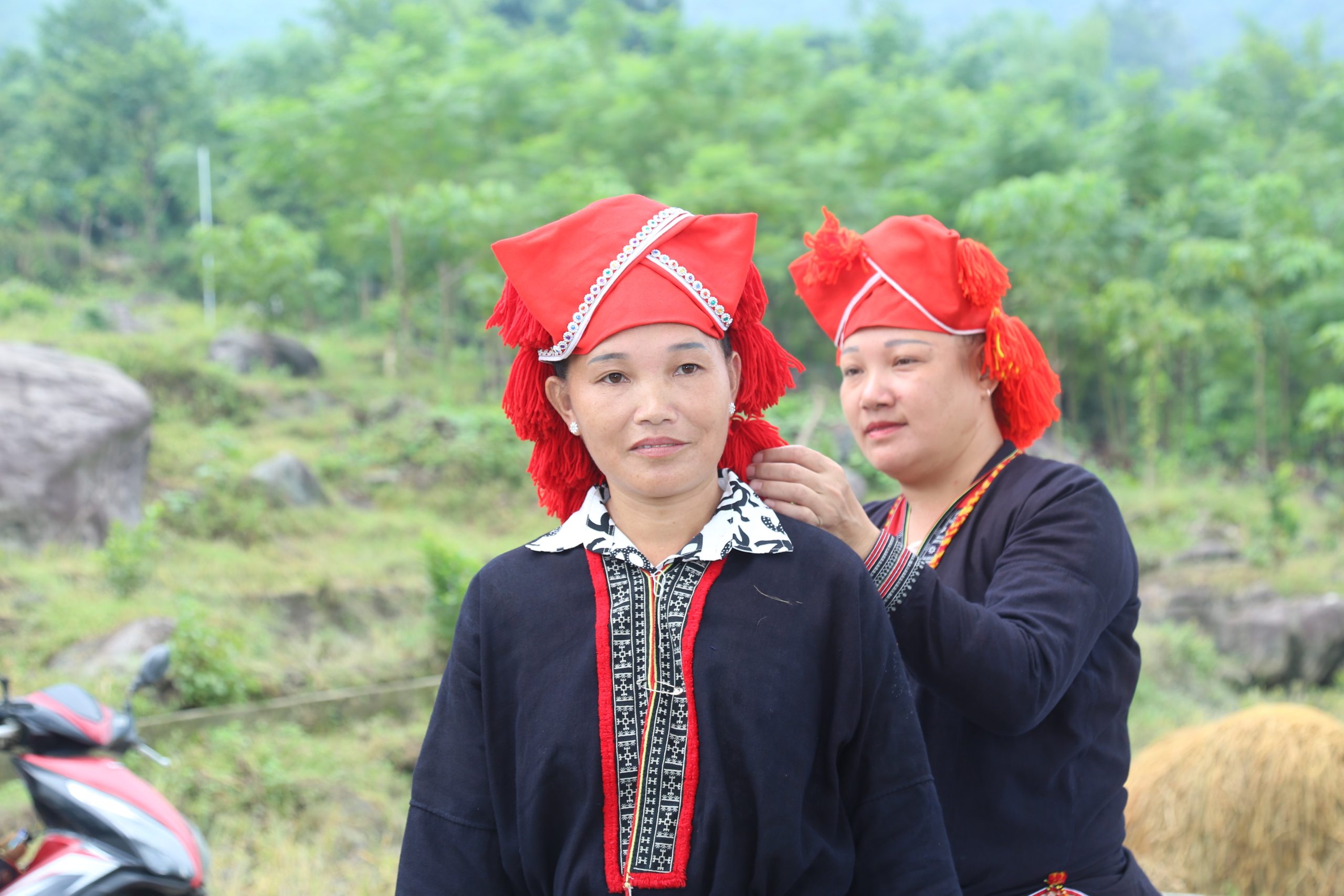 Phụ nữ thôn Cù Hà đoàn kết, sôi nổi trong các phong trào thi đua sản xuất và xây dựng đời sống văn hóa.