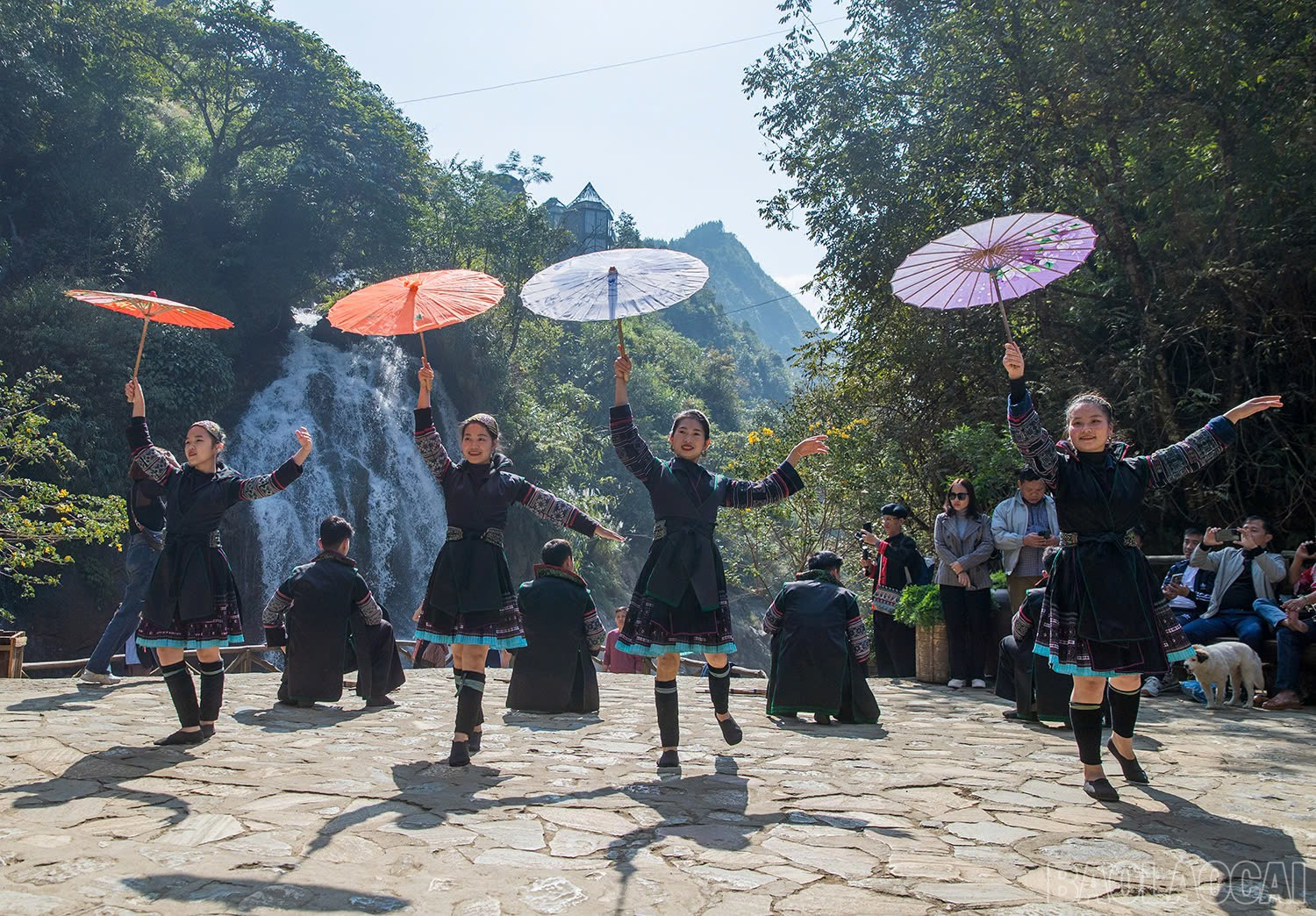 Bản Cát Cát - ngôi làng người Mông đẹp nhất vùng Tây Bắc ngày càng trở thành điểm đến được nhiều du khách lựa chọn. Không chỉ có cảnh sắc thiên nhiên tươi đẹp, đến Cát Cát, bạn còn được hòa mình vào không gian bản làng mang đậm bản sắc văn hóa dân tộc Mông.