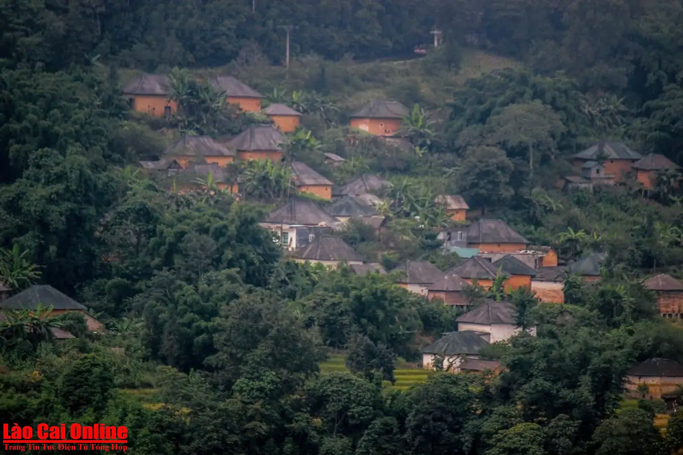 Bản làng khi nhìn từ xa