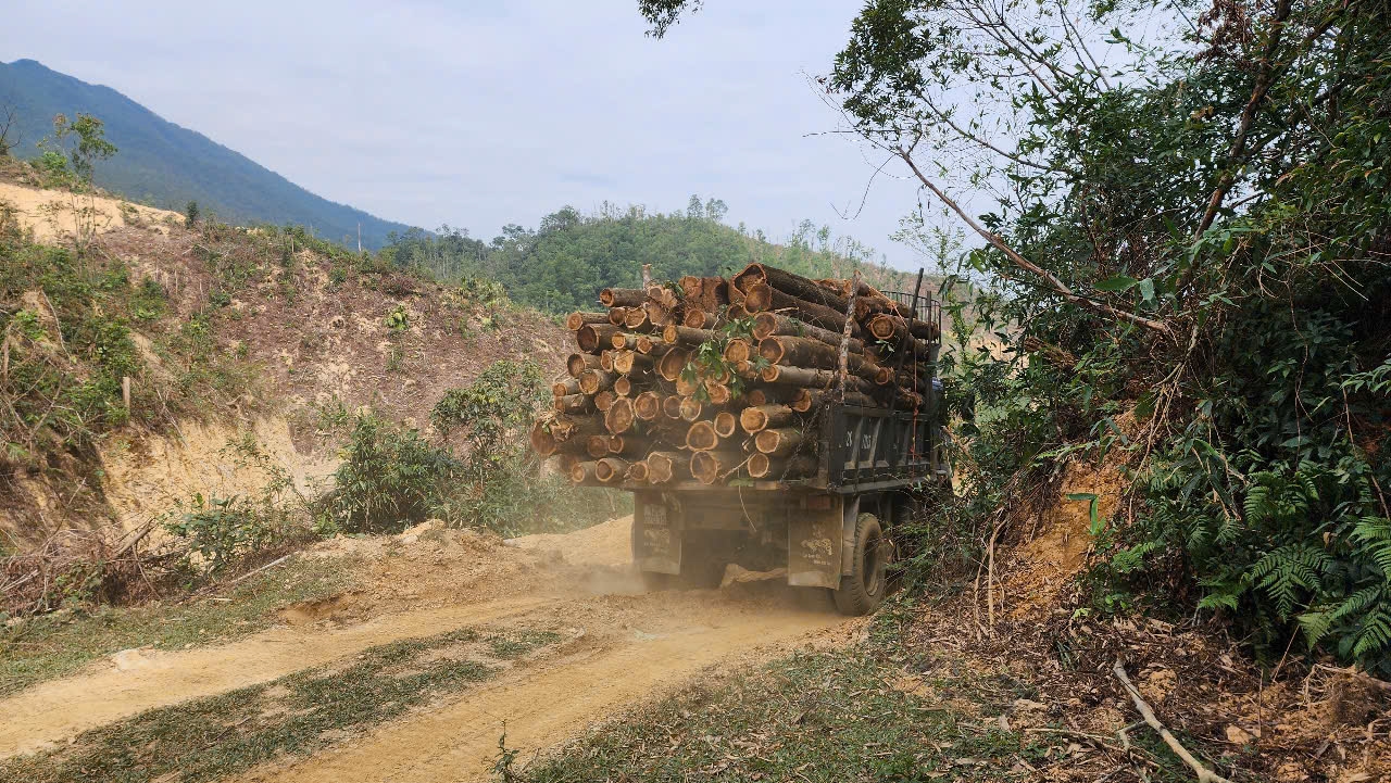 Hằng ngày, ông Bàn Công Hiến vẫn miệt mài truyền dạy văn hóa dân tộc Dao cho con cháu trong gia đình và ở thôn.