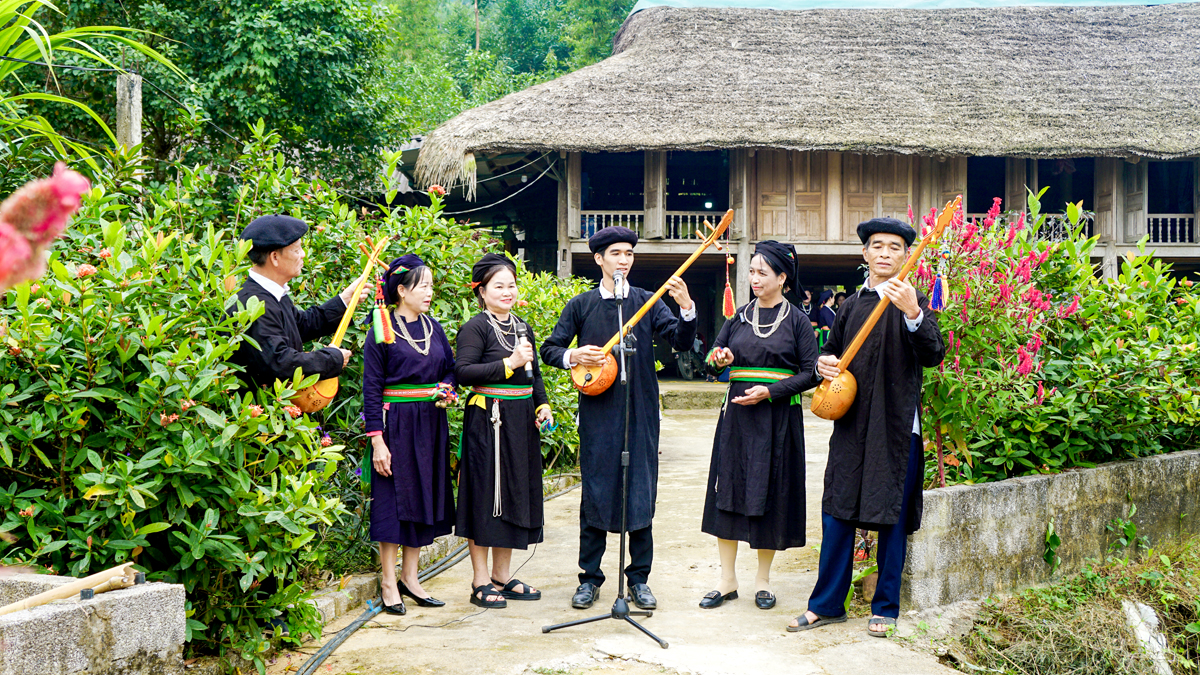 Anh Hoàng Xuân Tuyền (đứng giữa) cùng các nghệ nhân biểu diễn tiết mục hát Then.