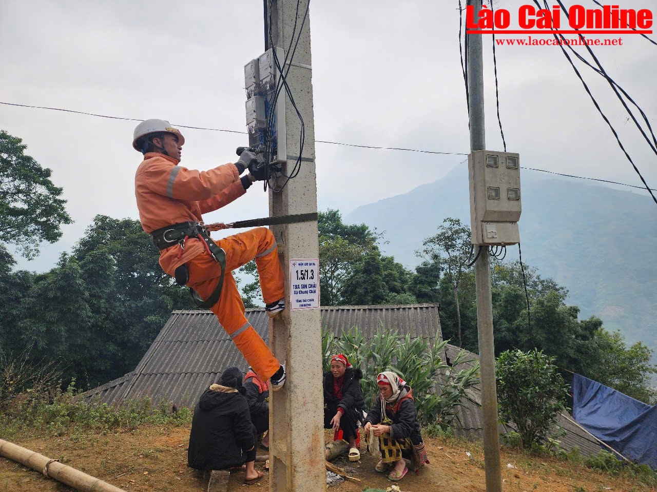 Cán bộ công nhân ngành điện lực Lào Cai vượt khó đưa điện lưới về Sín Chải