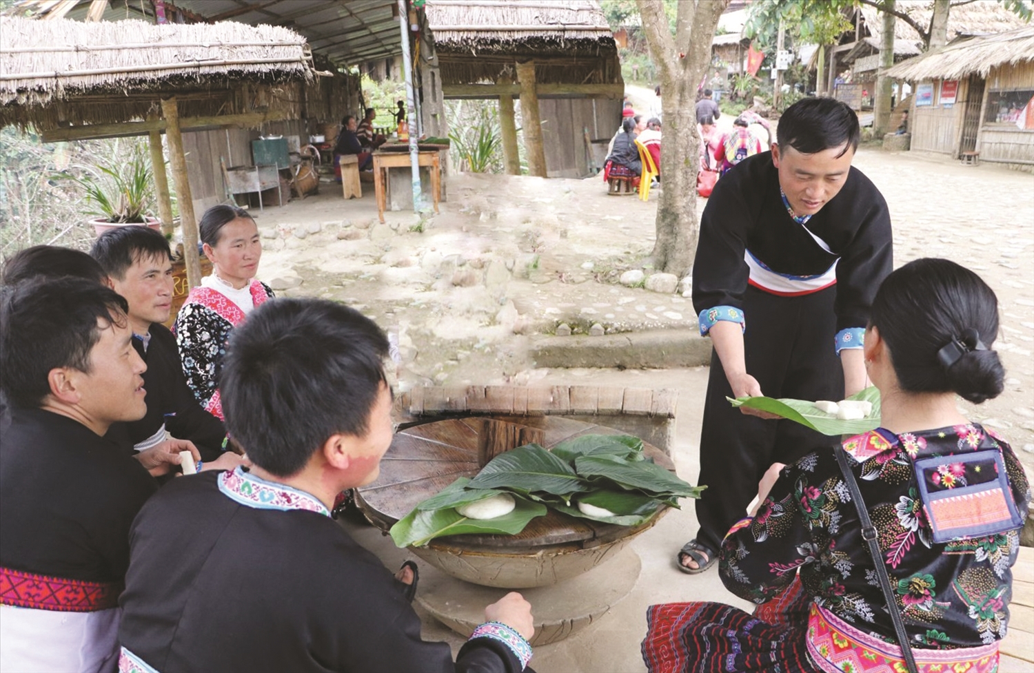 Người Mông dùng bánh giầy để mời khách trong ngày đầu năm mới