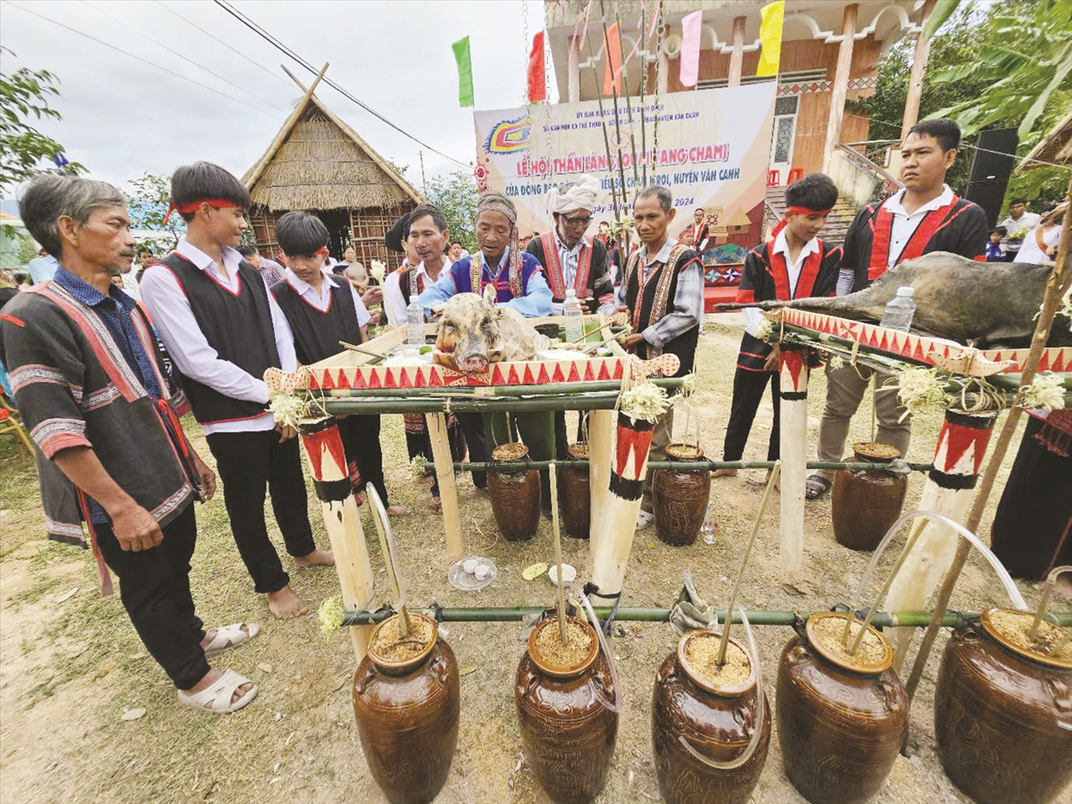 Dân làng chuẩn bị lễ vật để cúng thần làng.