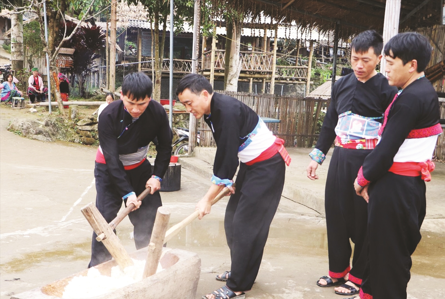 Công đoạn giã bánh giầy chủ yếu do đàn ông đảm nhiệm