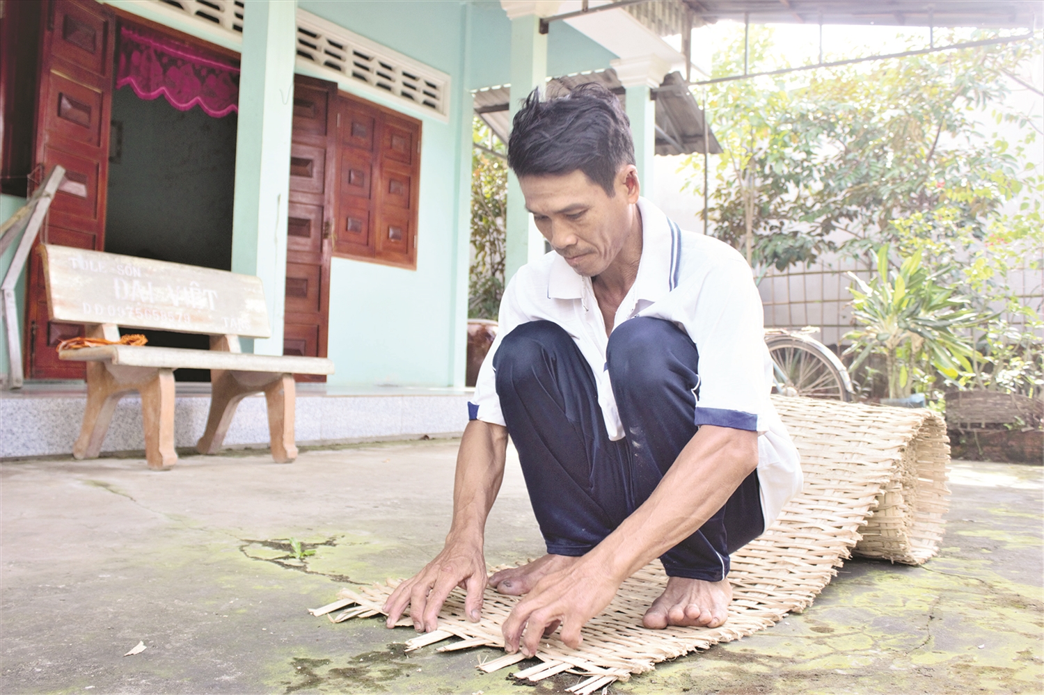 Ông Đỗ Hoàng Phong miệt mài giữ nghề.