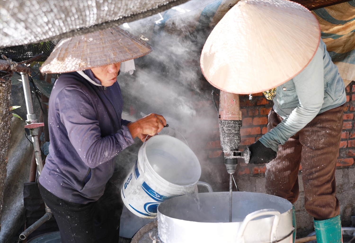 Người dân lọc tinh bột để làm miến