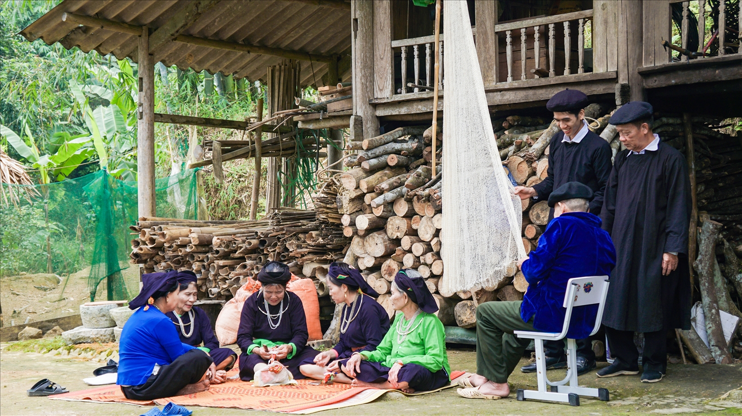 Em Hoàng Xuân Tuyền (người đứng bên trái) học hỏi từ những nghệ nhân trong xã về nghề truyền thống của dân tộc Tày