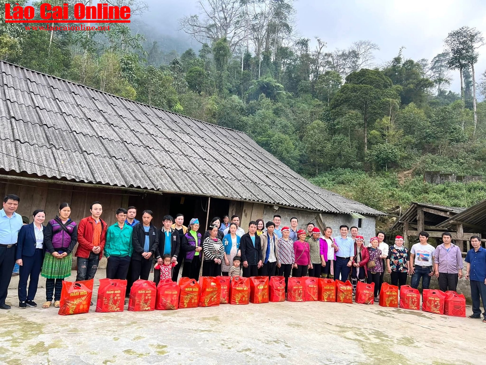 Trong dịp Tết Nguyên đán Ất Tỵ, TP Lào Cai sẽ tặng quà Tết cho 100% hộ nghèo, hộ có hoàn cảnh khó khăn trên địa bàn.