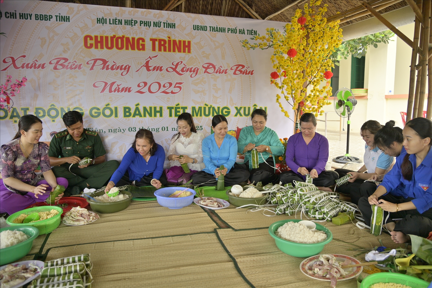 Hoạt động gói bánh tét tặng người dân biên giới và cán bộ, chiến sĩ trên địa bàn phường Mỹ Đức (Tp. Hà Tiên, tỉnh Kiên Giang)