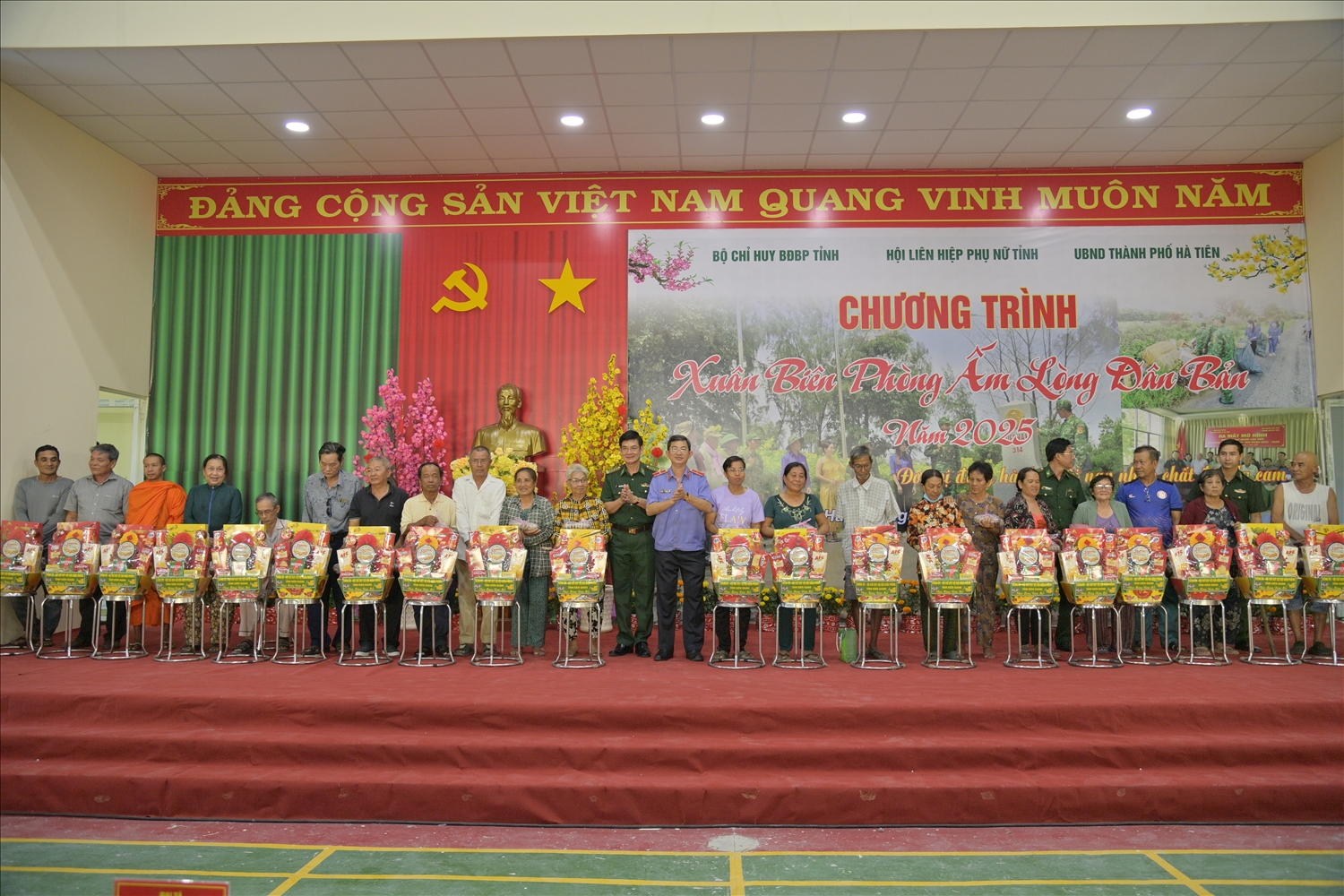 Đại tá Huỳnh Văn Đông - Chính ủy BĐBP tỉnh Kiên Giang và đại diện đơn vị phối hợp trao tặng quà cho Nhân dân