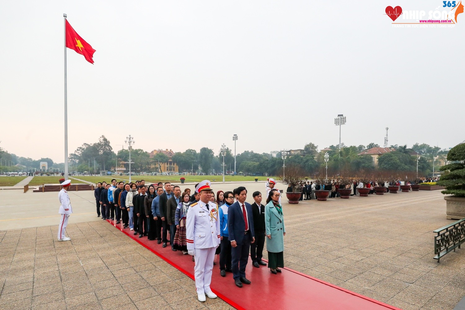 Đoàn nghiêm trang xếp hàng vào Lăng viếng Bác.