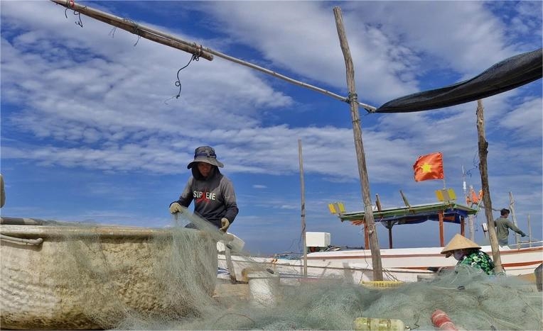 Đến Phú Quốc, ngoài trải nghiệm các dịch vụ vui chơi, giải trí, du khách có thể khám phá vẻ đẹp của các làng chài, hòa mình tìm hiểu cuộc sống của người dân để cảm nhận thêm về vùng đất, con người ở vùng biển, đảo Tây Nam của Tổ quốc.