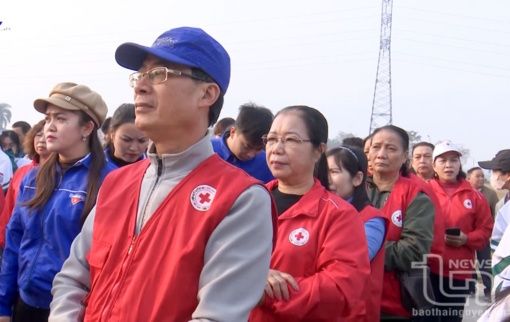 Cán bộ, hội viên Hội Người cao tuổi huyện tham gia chiến dịch "Triệu bước chân nhân ái - Những bước chân vì cộng đồng" do Hội Chữ thập đỏ và Huyện đoàn phối hợp tổ chức tháng 1-2025.