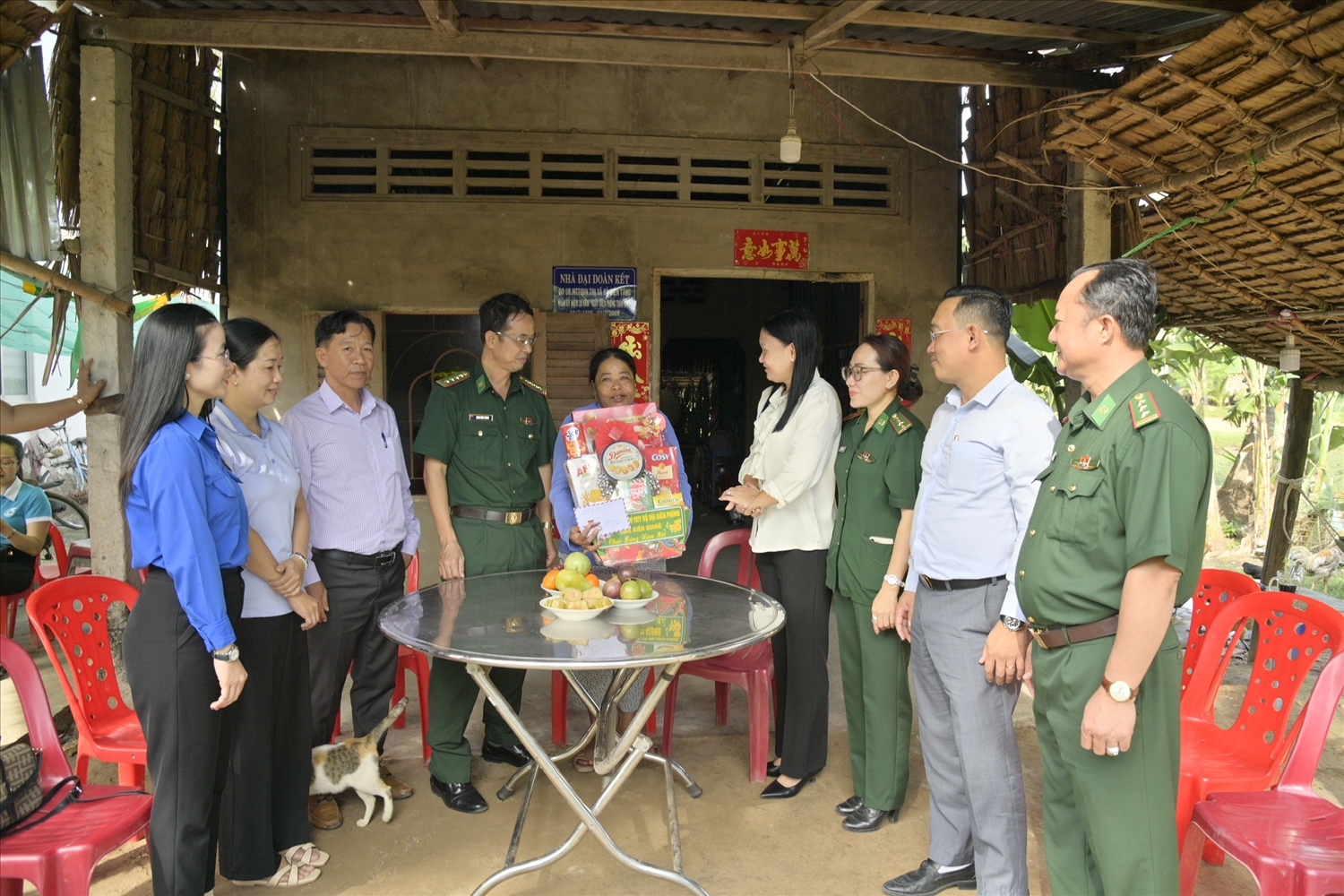 Lãnh đạo BĐBP tỉnh Kiên Giang và đại diện các đơn vị phối hợp đến nhà trao quà cho Nhân dân