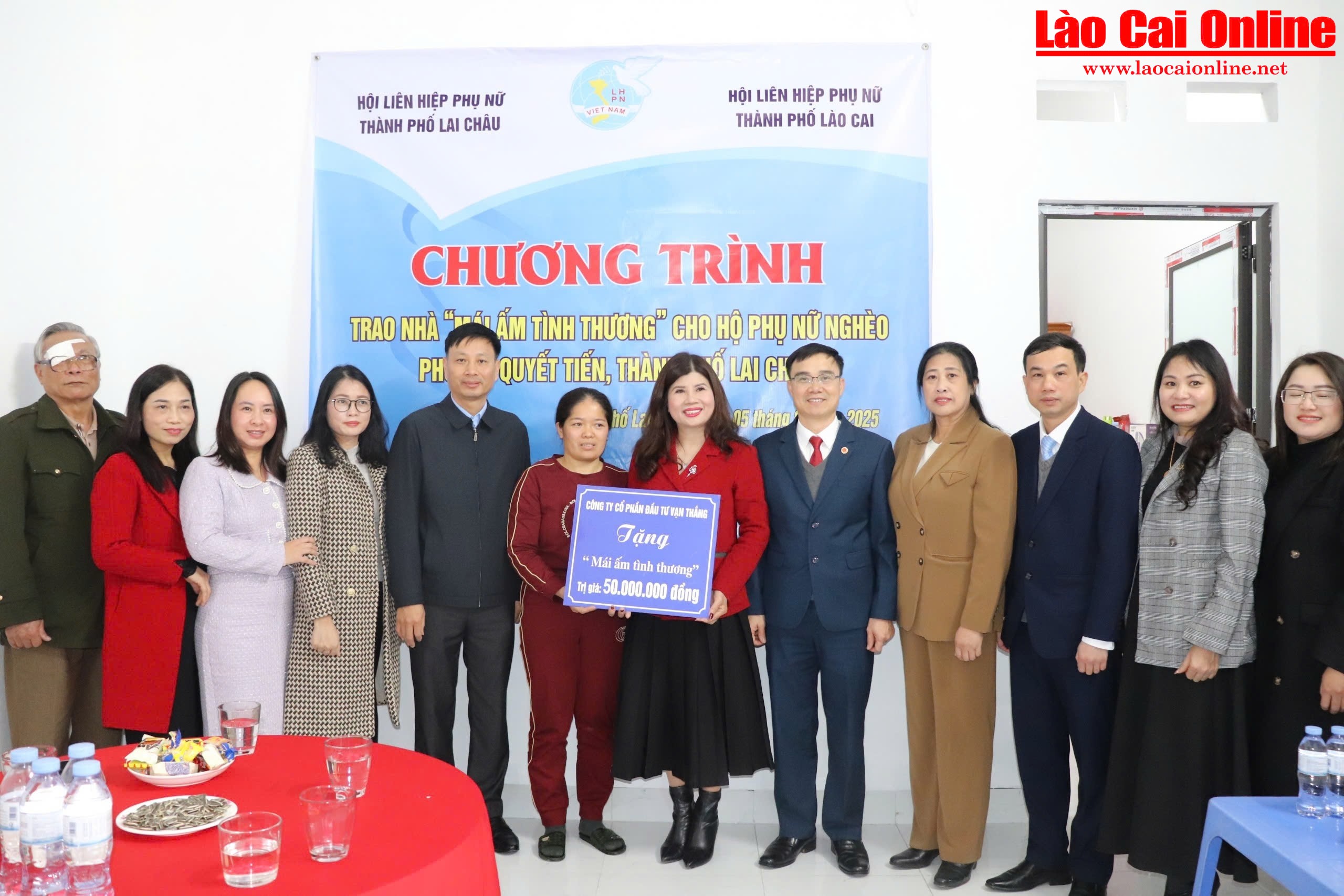 Lãnh đạo thành phố Lai Châu, đơn vị tài trợ, Hội LHPN thành phố: Lào Cai, Lai Châu cùng cấp ủy, chính quyền phường Quyết Tiến trao nhà cho chị Hương.