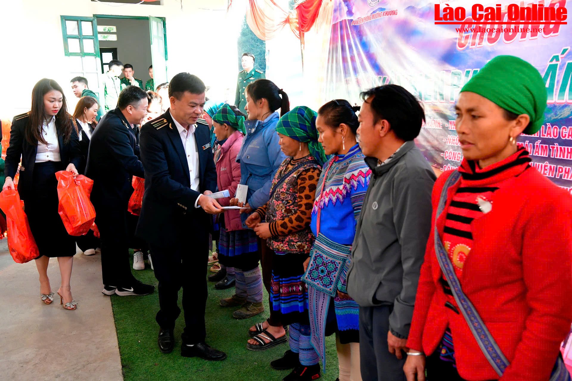 Đồng chí Vũ Lập Công Phó chủ tịch Công đoàn Kiểm toán nhà nước trao quà Chương trình “Xuân Biên cương, ấm lòng dân bản” năm 2025 tại Mường Khương Lào Cai