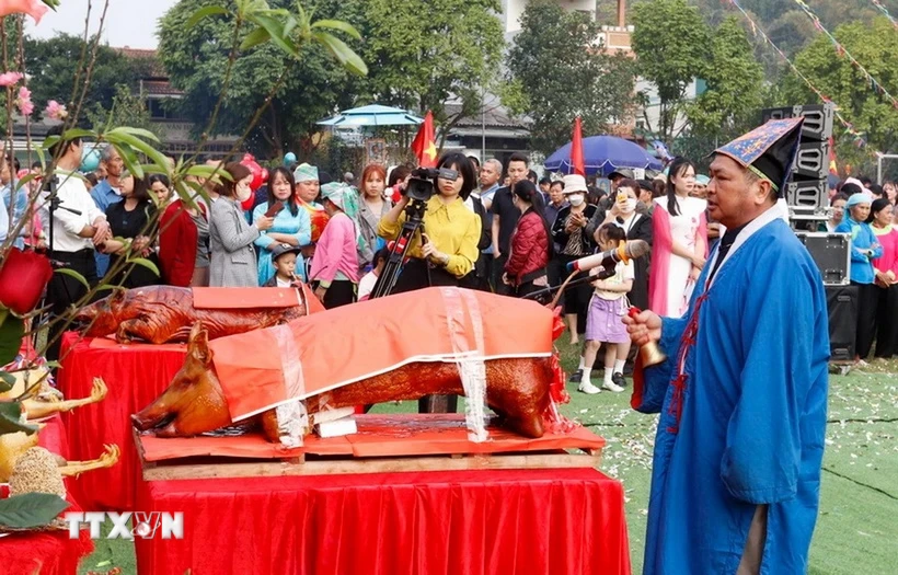 Thầy cúng làm lễ cầu mong mùa màng bội thu, mưa thuận gió hòa đến với người dân địa phương.