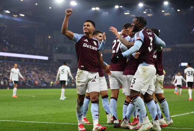 Aston Villa vua lay diem cua Liverpool875