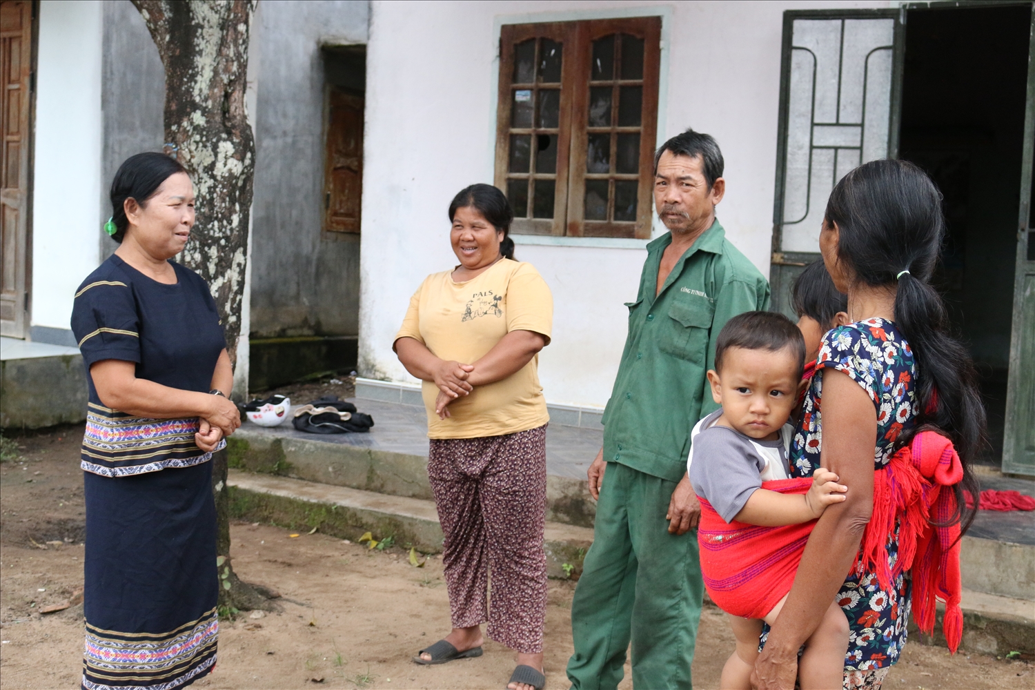 Bà Y Tin (ngoài cùng bên trái), Bí thư Chi bộ thôn Giăng Lố II, xã Sa Loong tuyên truyền, vận động để người dân bỏ dần các hủ tục, phong tục không còn phù hợp