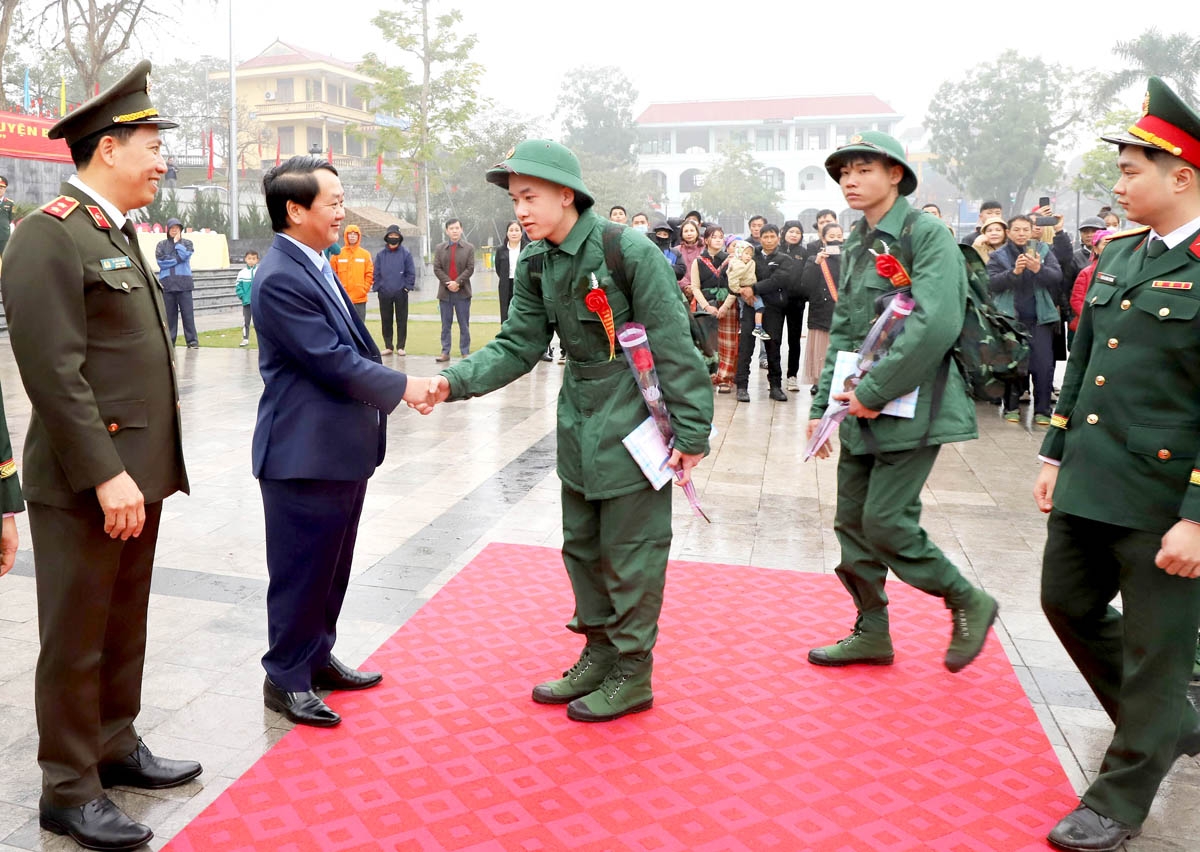 Bí thư Tỉnh ủy Hà Giang Hầu A Lềnh và lãnh đạo Bộ Công an động viên, chúc các tân binh lên đường nhập ngũ hoàn thành xuất sắc nhiệm vụ được giao