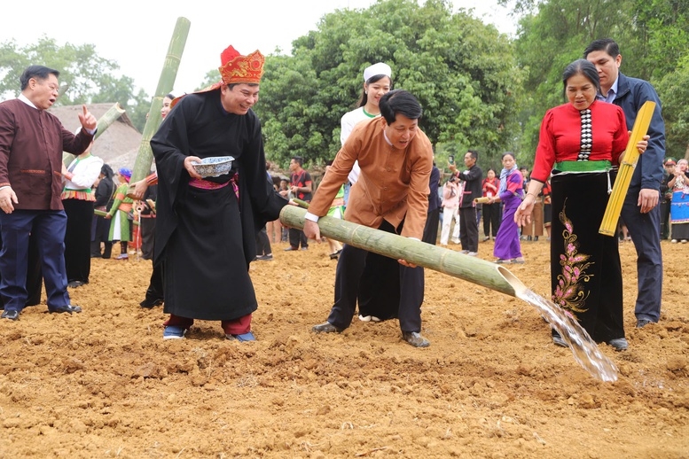 Chủ tịch nước Lương Cường cùng đồng bào thực hiện nghi thức tưới những giọt nước đầu tiên xuống đồng cho mưa thuận gió hòa, quốc thái dân an, thái bình thịnh vượng