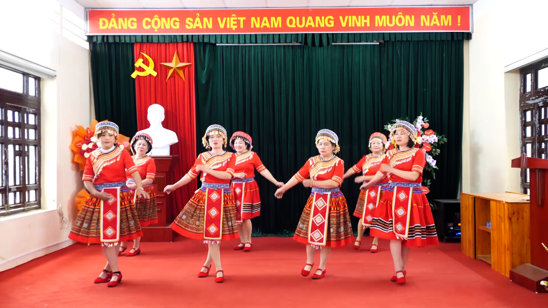 Doi van nghe Cau lac bo Lien the he tu giup nhau thi tran Si Ma Cai dan dung duoc nhieu tiet muc hat mua. 657677