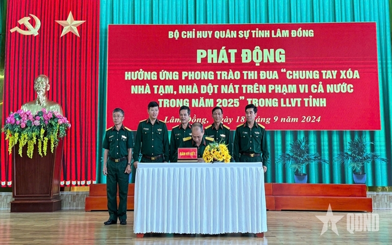 LLVT tỉnh Lâm Đồng thi đua chung tay xóa nhà tạm, nhà dột nát tại địa phương. (Ảnh Quân Đội Nhân Dân)