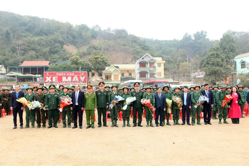 Lễ giao nhận quân ở huyện biên giới Kỳ Sơn, Nghệ An - Ảnh: Đào Thọ