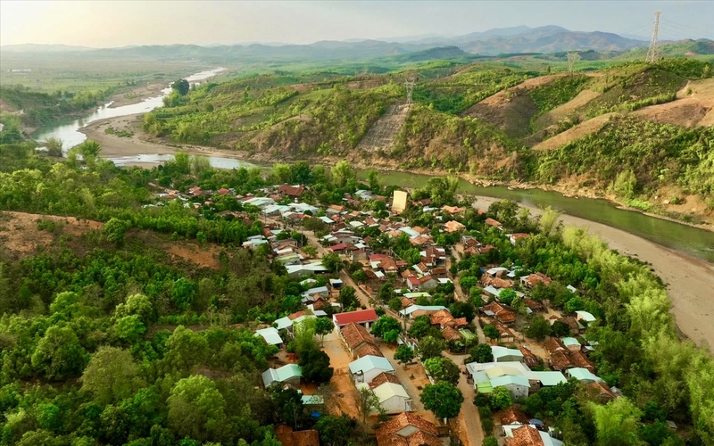 Người Ba Na thường chọn vị trí gần các con sông, suối để lập làng. (Ảnh Báo Dân Tộc)