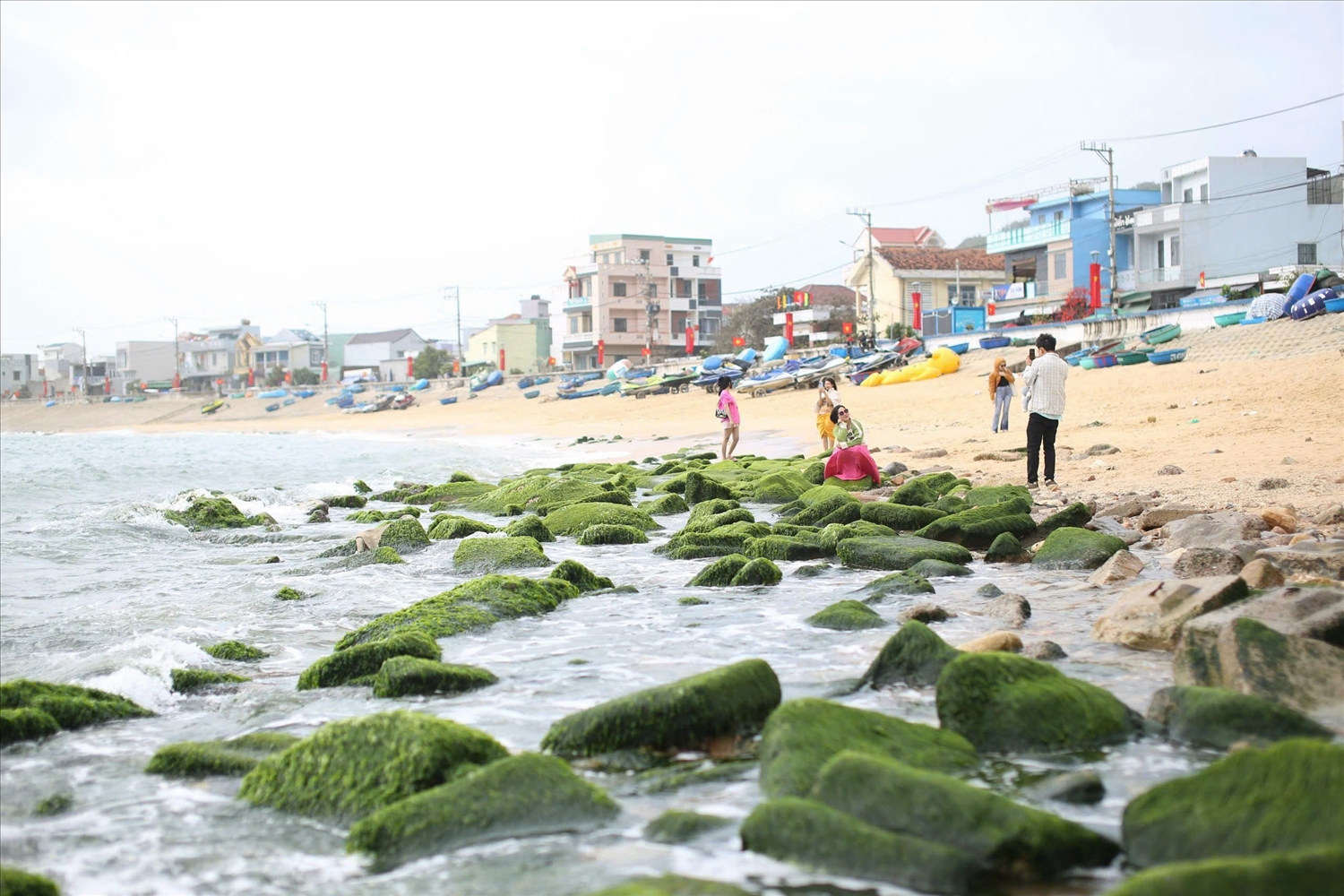 Người dân, du khách tranh thủ lúc trời vừa sáng, nắng đẹp đến vui chơi, Check-in bãi đá rêu xanh