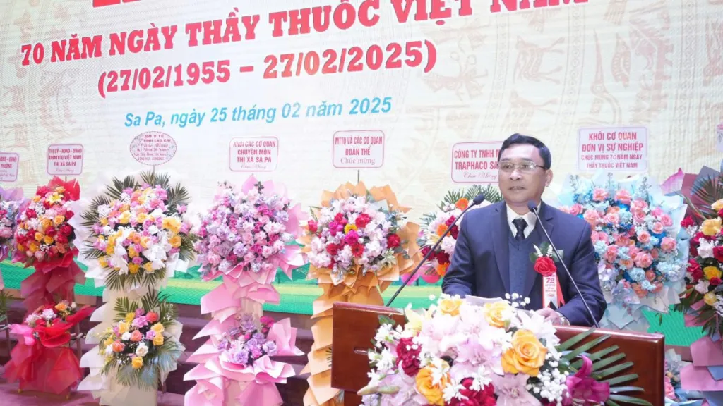 Ông Nguyễn Ngọc Hinh, nguyên Giám đốc Bệnh viên huyện Sa Pa, nguyên Phó chủ tịch UBND huyện Sa Pa phát biểu tại Lễ kỷ niệm. (Ảnh Truyền Hình Sa Pa)