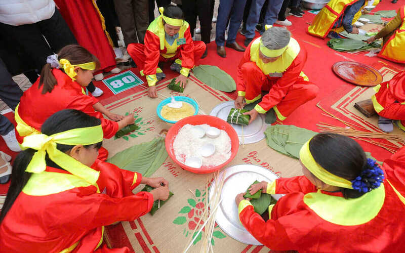 Phần thi gói bánh chưng vào buổi sáng thu hút đông đảo người dân và các nghệ nhân tham gia. Ảnh: Mai Hương