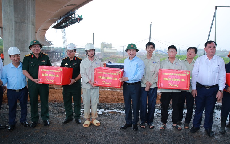 Phó Thủ tướng tặng quà cho cán bộ, kỹ sư, người lao động đang làm việc tại nút giao cao tốc Biên Hòa-Vũng Tàu với đường dẫn vào sân bay Long Thành - Ảnh: VGP/Minh Khôi