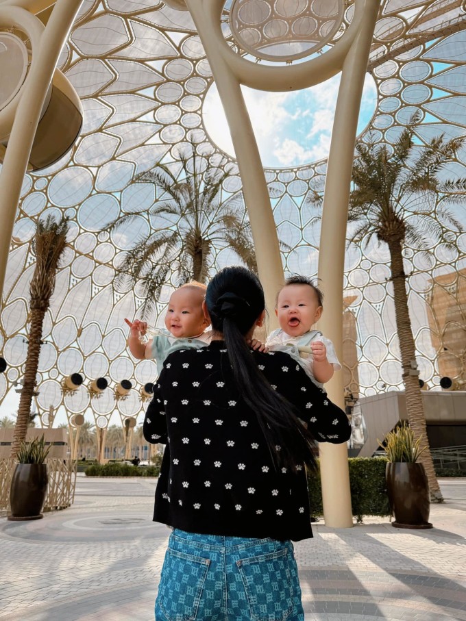 Phương Oanh hai nách hai con khi du lịch ở Dubai.