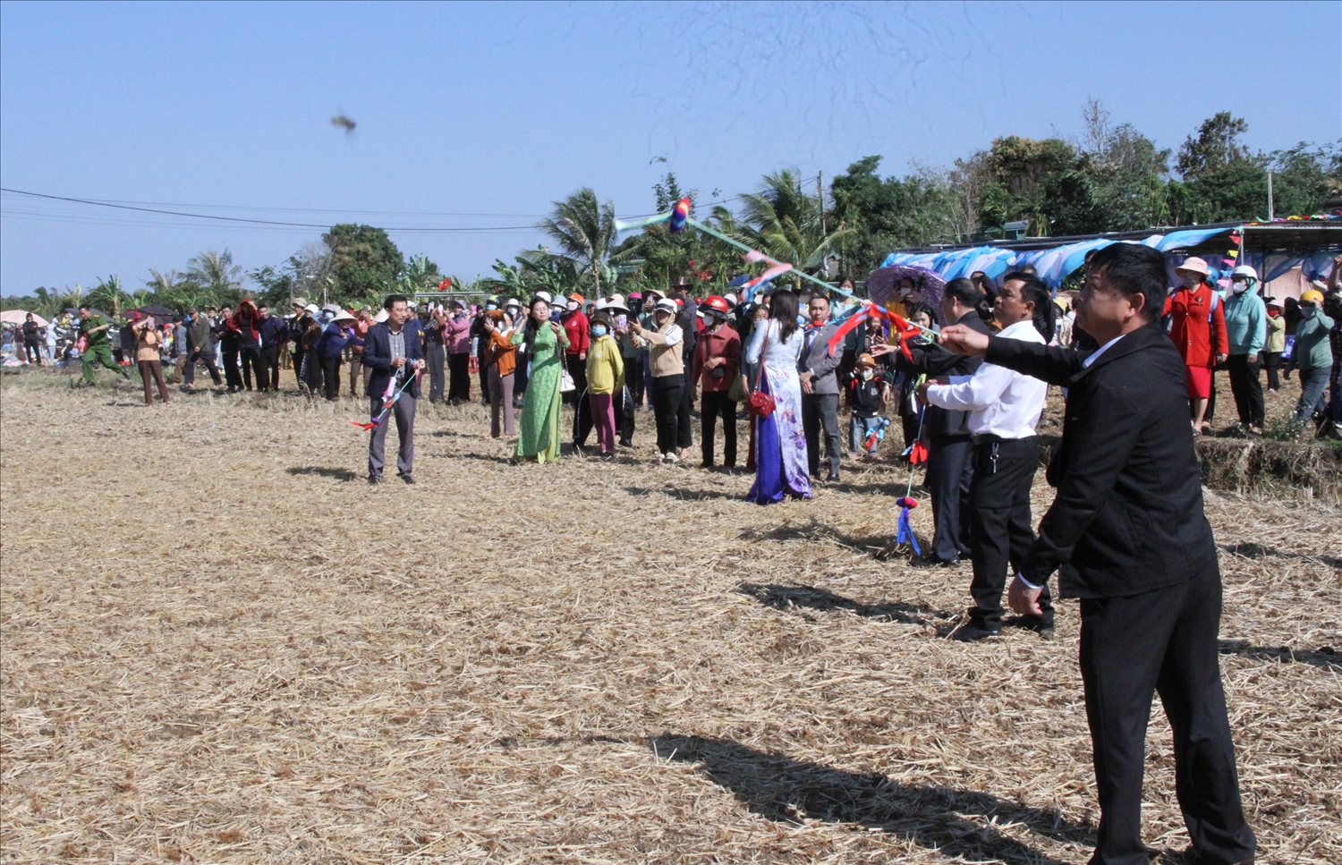 Đại biểu và người dân cùng nhau chơi ném còn - trò chơi dân gian của các dân tộc phía Bắc