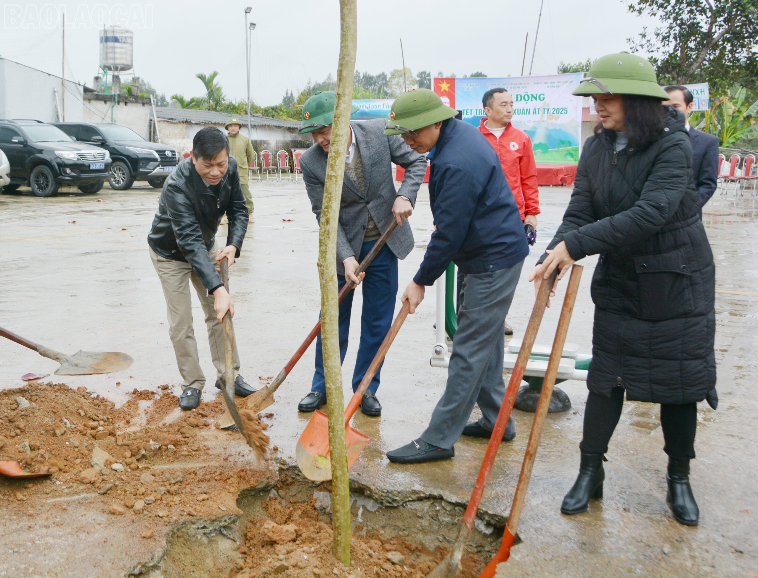 Các đại biểu và người dân địa phương tham gia trồng cây xanh.(ảnh Báo Lào Cai)