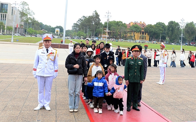 Các em nhỏ thôn Làng Nủ vào Lăng viếng Bác. (Ảnh Vũ Duy)