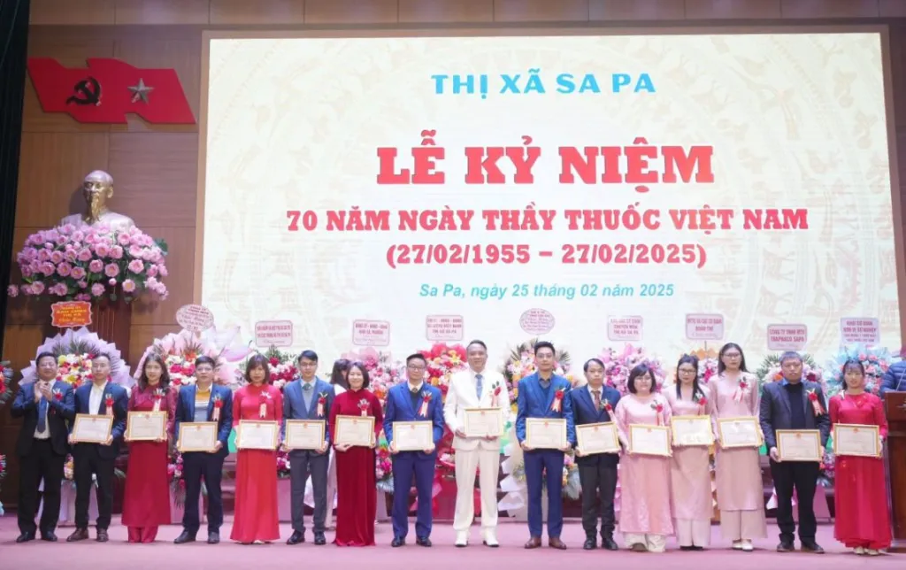 Nhân dịp này, 50 cá nhân tiêu biểu trong ngành y tế thị xã đã được trao tặng danh hiệu Chiến sĩ thi đua cơ sở nhằm ghi nhận những đóng góp xuất sắc trong phong trào thi đua năm 2024. (Ảnh Truyền Hình Sa Pa)