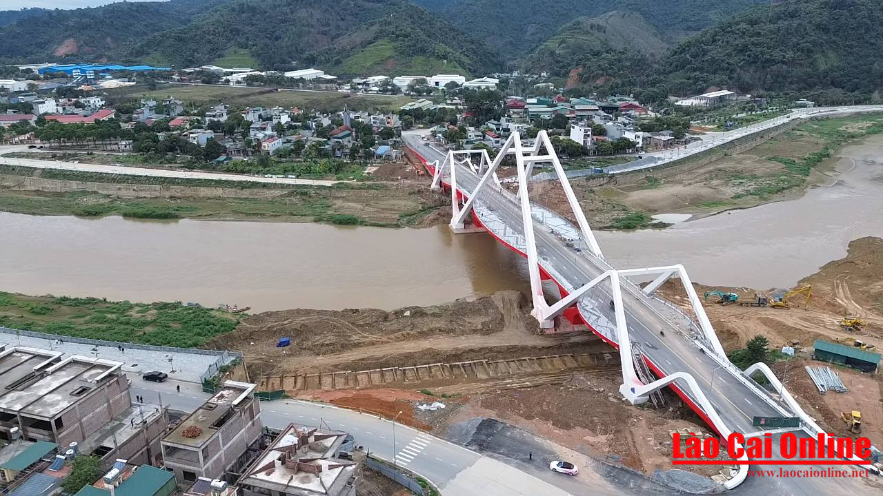 Cầu Phú Thịnh là cây cầu thứ sáu của TP Lào Cai và thứ chín của toàn tỉnh. Trước đó, Lào Cai đã xây dựng tám cây cầu bắc qua sông Hồng, bao gồm: Cốc Lếu (1910), Phố Lu (1983), Phố Mới (2002), Bảo Hà (2005), Kim Thành (2009), Phố Lu mới (2015, phân tách đường sắt và đường bộ), Giang Đông (2015) và Làng Giàng (2020).