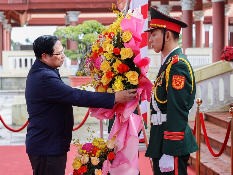 Thủ tướng Phạm Minh Chính dâng hoa tại Khu lưu niệm cố Thủ tướng Phạm Văn Đồng - Ảnh: VGP/Nhật Bắc