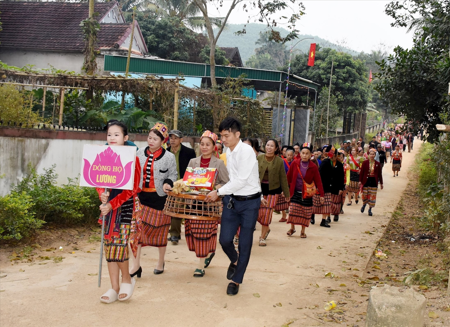 Trong mênh mang sắc xuân của núi rừng, bà con bản Bộng ở xã Thành Sơn (huyện Anh Sơn) tổ chức Lễ hội cầu mùa vào ngày 2/2 (tức mùng 5 Tết Ất Tỵ) - Ảnh: Công Khang