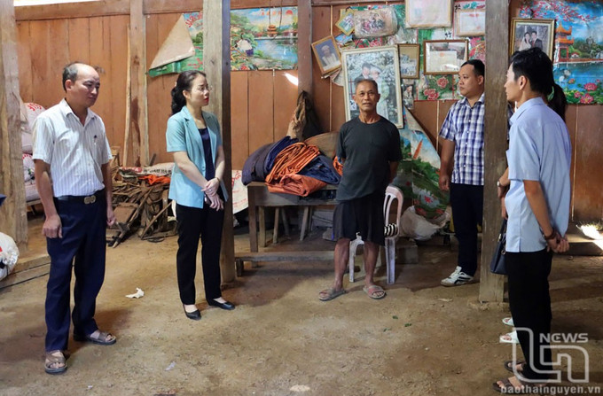 Lãnh đạo UBND huyện Võ Nhai cùng các thành viên Ban Chỉ đạo xóa nhà tạm, nhà dột nát của huyện đến từng hộ dân khảo sát, nắm bắt tình hình về nhà ở. Ảnh: baothainguyen.vn