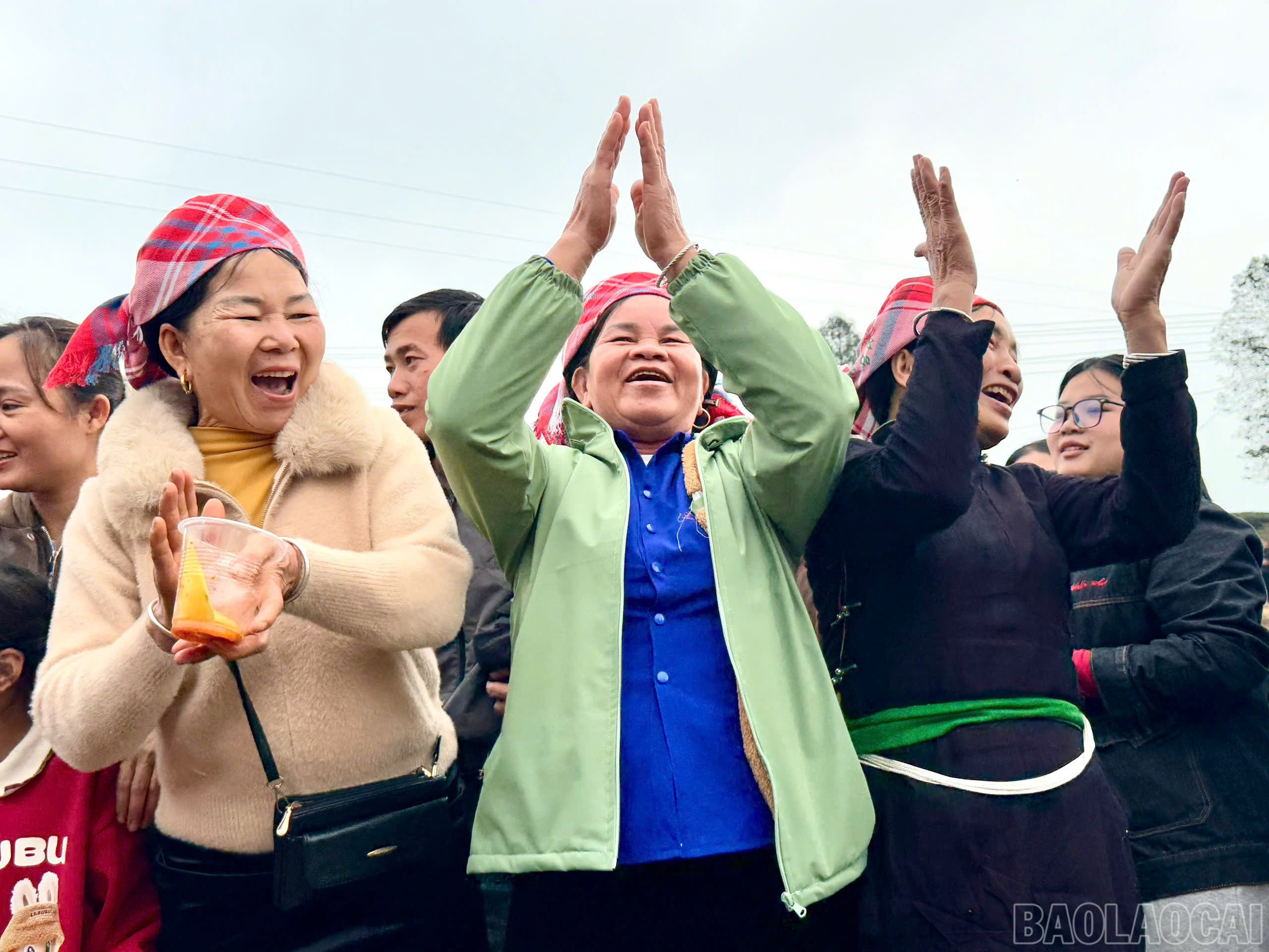 Các trò chơi dân gian vui nhộn thu hút người dân tham gia (Ảnh Báo Lào Cai)