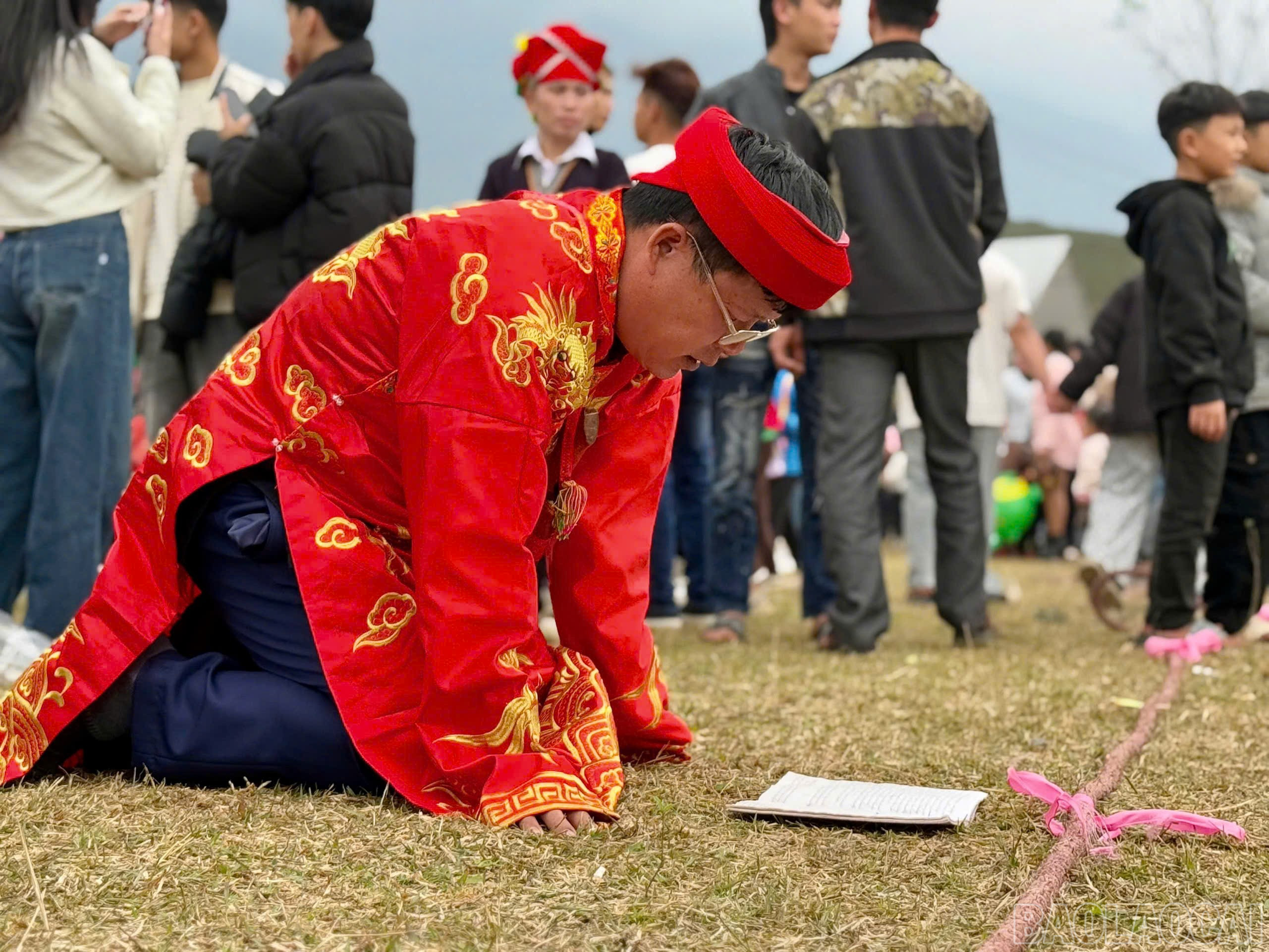 Thầy mo thực hành các nghi lễ tín ngưỡng dân gian (Ảnh Báo Lào Cai)