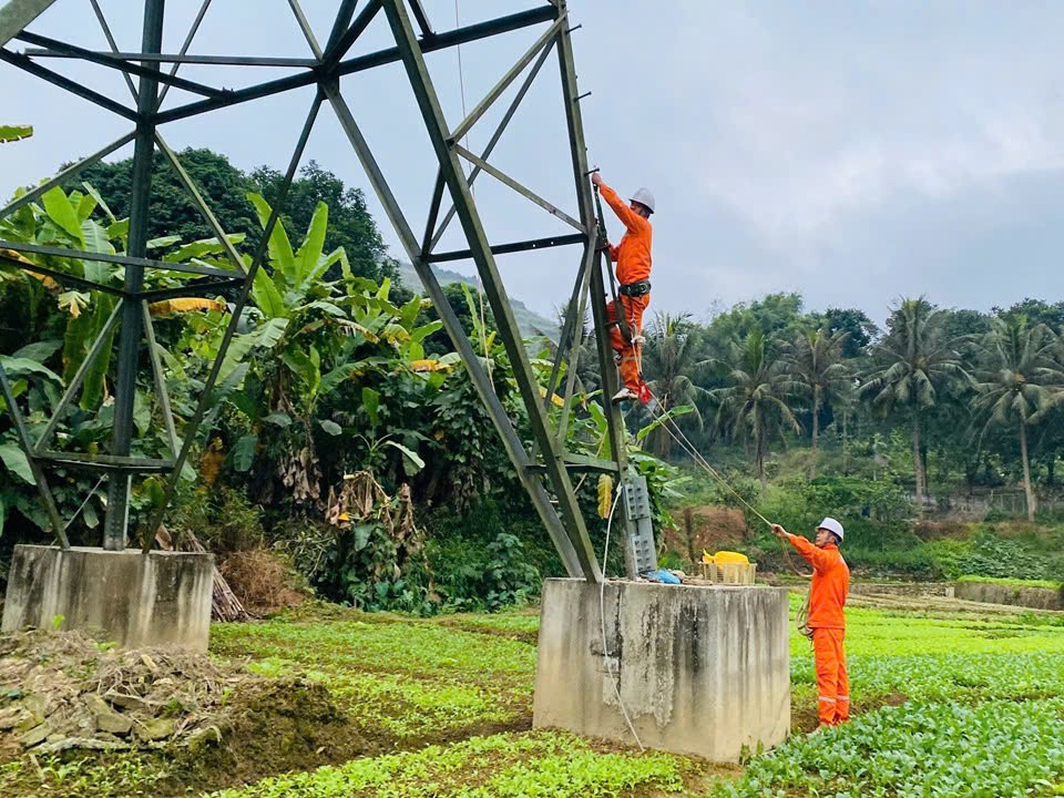 Công nhân Xí nghiệp lưới điện cao thế Lào Cai bảo dưỡng đường dây 110 kV. (Ảnh Báo Lào Cai)