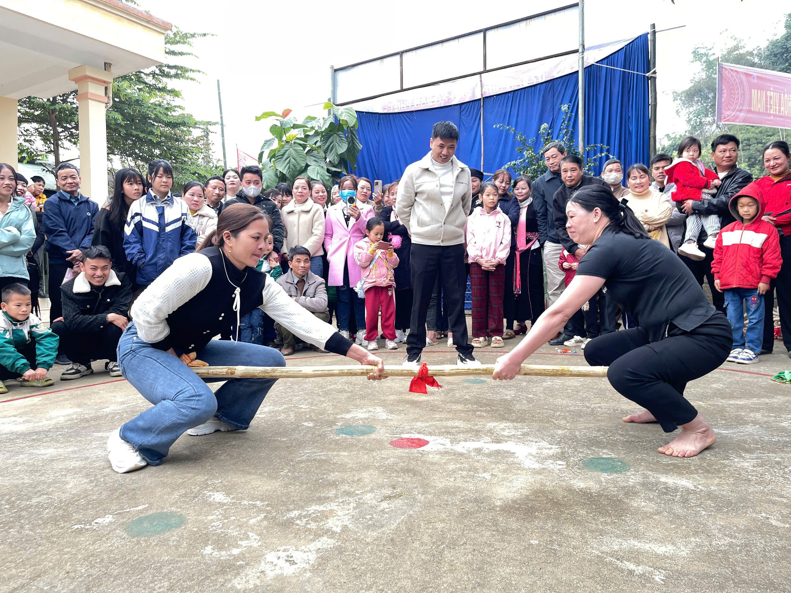 Cùng với “Hát qua làng”, nhiều môn thể thao dân tộc như kéo co, đẩy gậy, bóng chuyền hơi cũng được tổ chức, thu hút đông đảo Nhân dân tham gia. (Ảnh Báo Lào Cai)