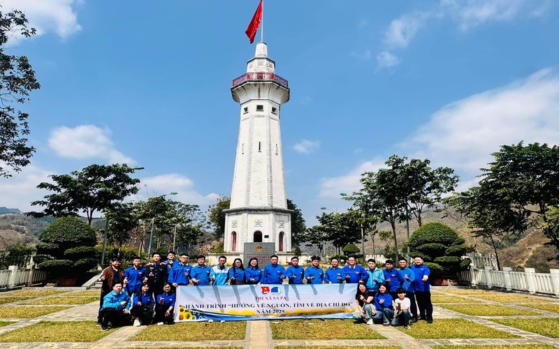 Thị đoàn Sa Pa tiếp tục tổ chức chương trình “Hành trình hướng về nguồn, tìm về địa chỉ đỏ” tại Cột cờ Lũng Pô. (Ảnh Truyền Hình Sa Pa)