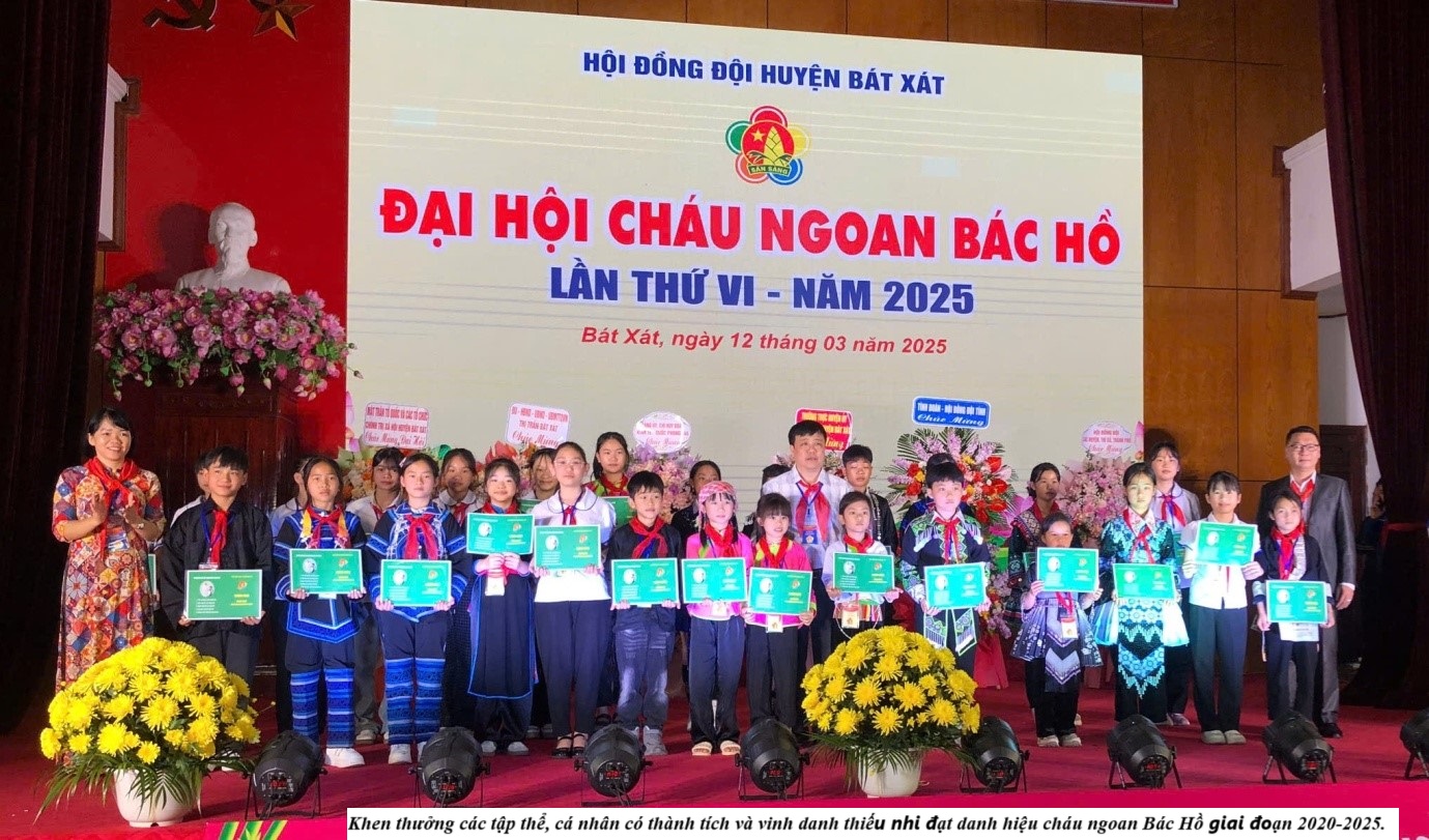 Khen thưởng các tập thể, cá nhân có thành tích và vinh danh thiếu nhi đạt danh hiệu cháu ngoan Bác Hồ gia đoạn 2020-2025. (Ảnh Truyền Hình Bát Xát)